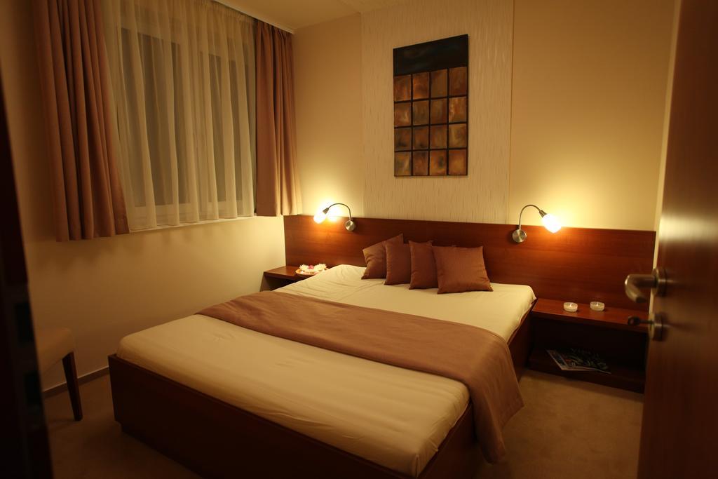 Birdland Villapark Golf View Buk Room photo