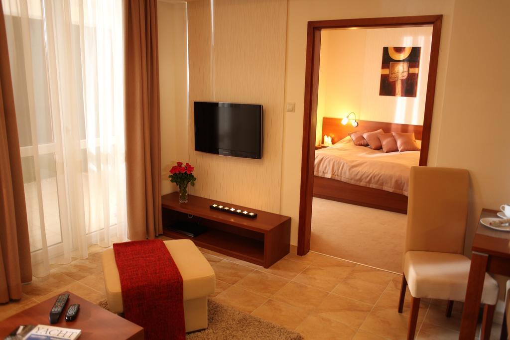 Birdland Villapark Golf View Buk Room photo